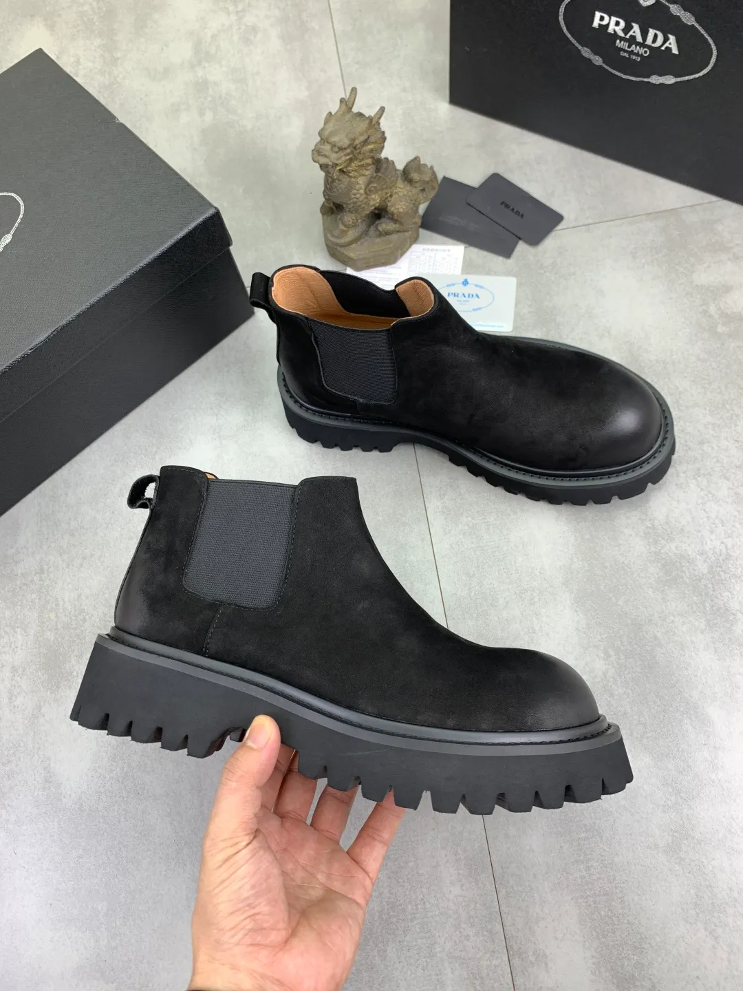 Men's shoes 💰P560 💰[New style]🔥🆕Hot model [PRADA]Prada🔝High-top Chelsea Martin boots are a high-end brand of men's shoes. The uppers are made of top-layer calfskin imported from Italy➕top-layer pigskin lining for the feet🔥, making walking more convenient and comfortable! Exclusive new style, stunning work [color]! Create a fashionable personality to set off your uniqueness! Create a fashionable personality to set off your uniqueness! A must-have for trendy men! Classic🔥super wear-resistant rubber outsole, size: 38-44 (45 can be customized) black or brown🉑️choose